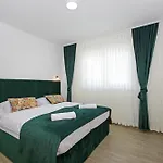 Stella Maris - Pool, Jacuzzy & Nearby Promajna